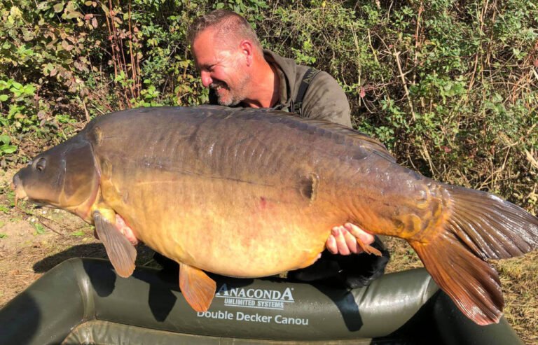 bild zeigt frank schmidt mit kapitalen großkaufen, anaconda abhakmatte, gefangen auf yalla yalla boilies.