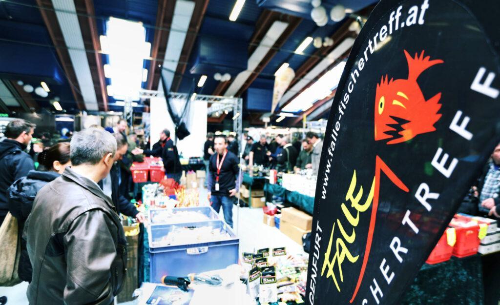 Das Bild zeigt einen Messestand von Falle Fischertreff auf der Angelmesse Carp Austria. Angelgeschäft Falle Fischertreff Klagenfurt und Angelgeschäft Falle Fischertreff Villach