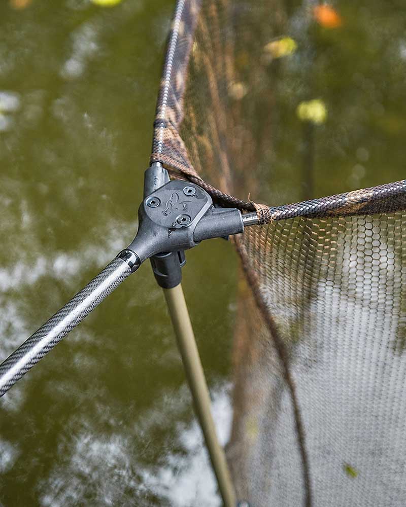 Fox Cam Lok Bankstick zur Fixierung eines Karpfenkeschers für sichere Fischhaltung im Wasser