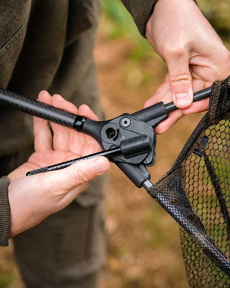 Fox Lever Lok Karpfenkescher mit Einhand-Verriegelung der Kescherarme beim Karpfenangeln