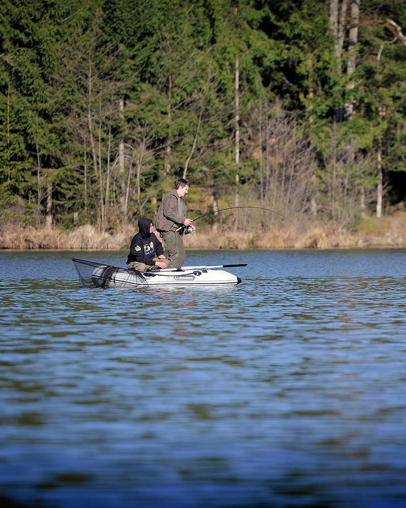 Karpfenangler mit kapitalem Karpfen beim modernen Karpfenfischen