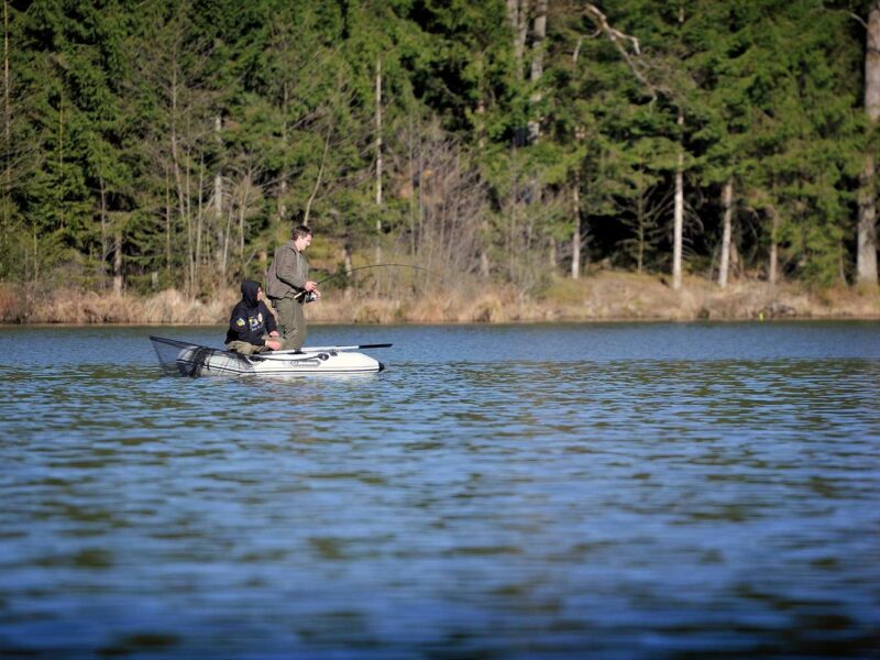 Karpfenangler beim Karpfenfischen auf einem ruhigen See