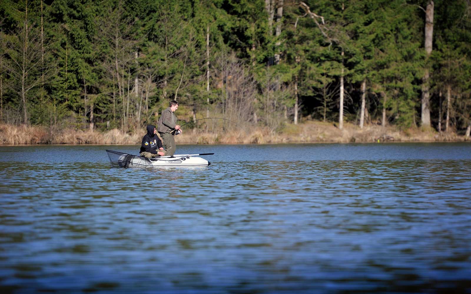 Karpfenangler beim Karpfenfischen auf einem ruhigen See