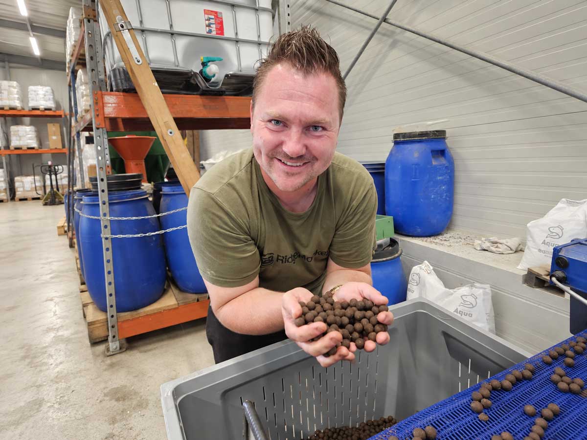 Markus De Buigne von Baitservice Austria mit frisch produzierten Boilies in der Köderproduktion