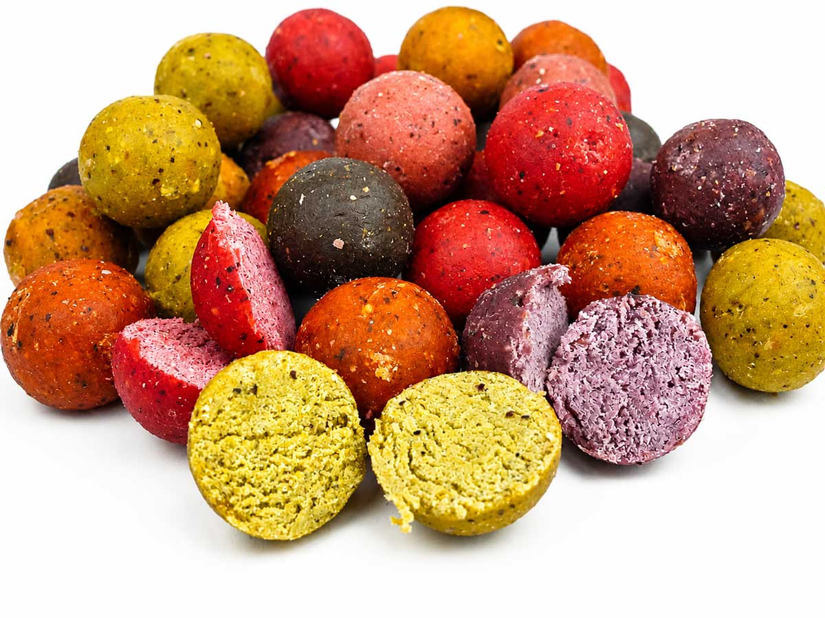 Bunte Futterboilies mit künstlichen Farbstoffen – günstige Massenware ohne Nährwert