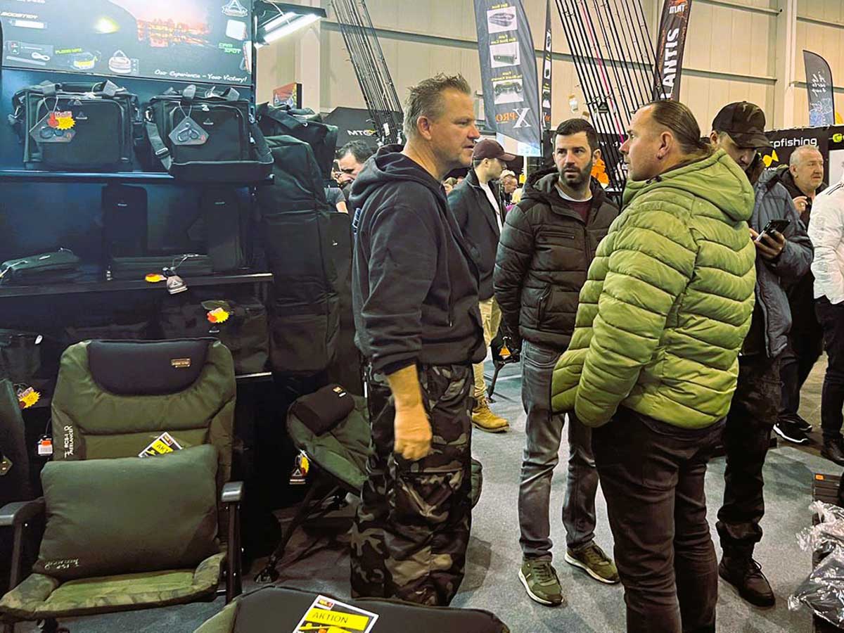 Frank Schmidt im Gespräch mit Besuchern am Anaconda Messestand mit Karpfenruten und Zubehör