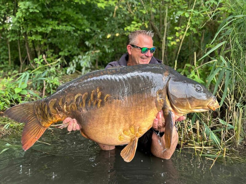 Frank Schmidt mit kapitalem Spiegelkarpfen beim Big-Fish-Karpfenangeln