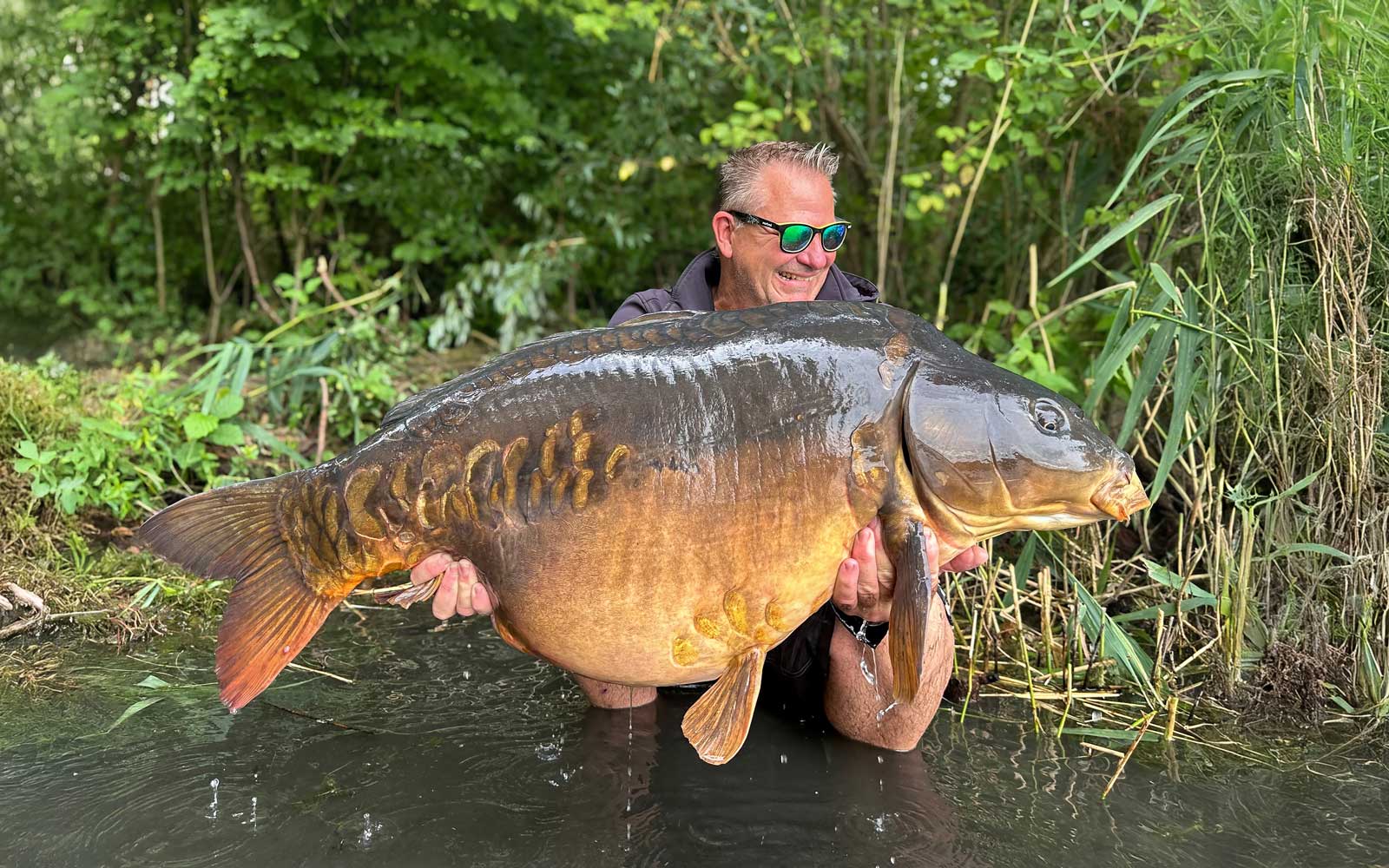 Frank Schmidt mit kapitalem Spiegelkarpfen beim Big-Fish-Karpfenangeln