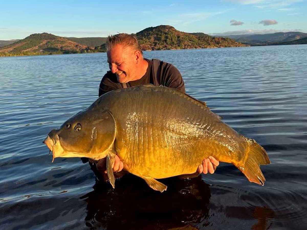 Frank Schmidt mit kapitalem Spiegelkarpfen im Lac Salagou an einem großen Public Water