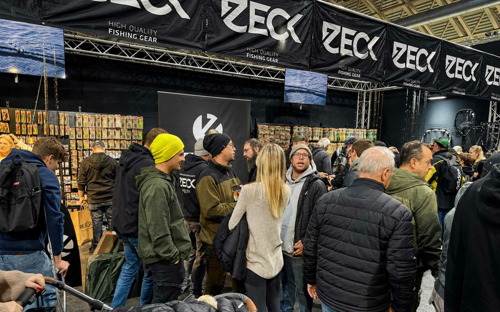 Zeck Fishing Messestand mit Deadbait, Spinnruten und Predator Tackle auf der Carp Austria Fischerei Messe