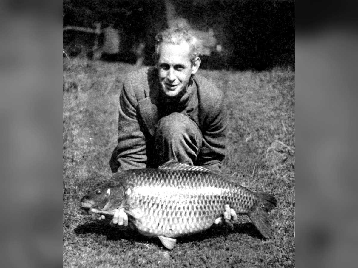 Richard Walker drži svojeg šarana od 44 lb iz Redmire Pool iz rujna 1952.