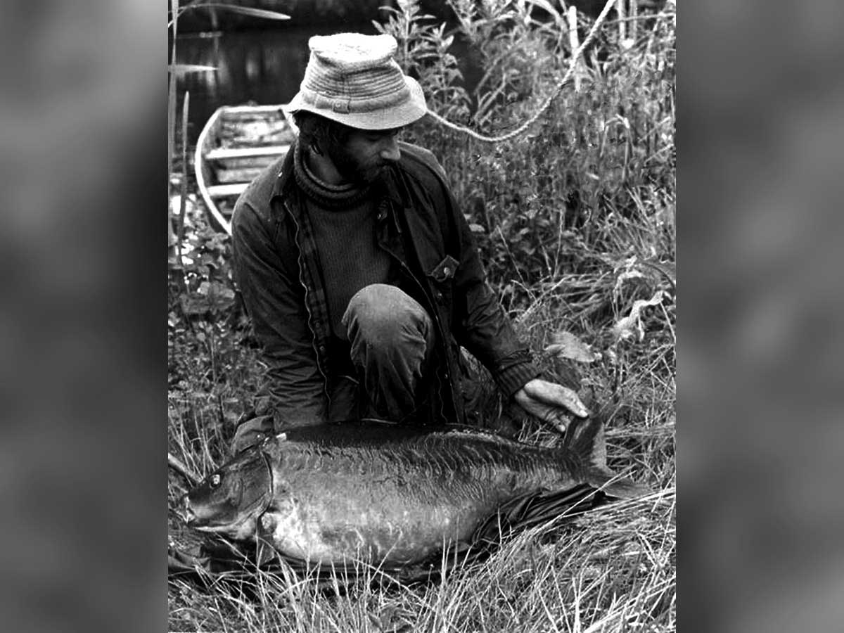 Chris Yates s prvim britanskim šaranom preko 50 lb iz Redmire Pool 1980. godine
