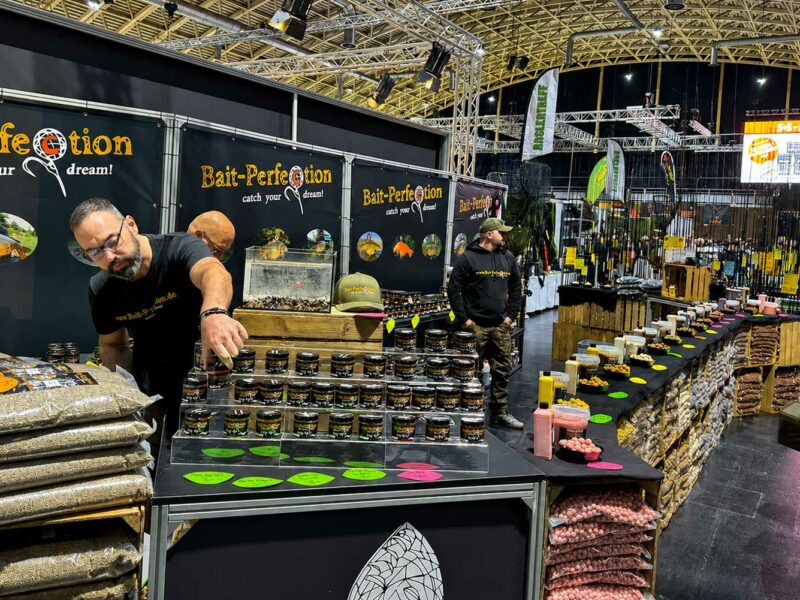 Bait Perfection Messestand mit Hydro Spice, Twin Spice, Ocean Krill, Liquids und Baitpaste auf der Carp Austria Fischerei Messe