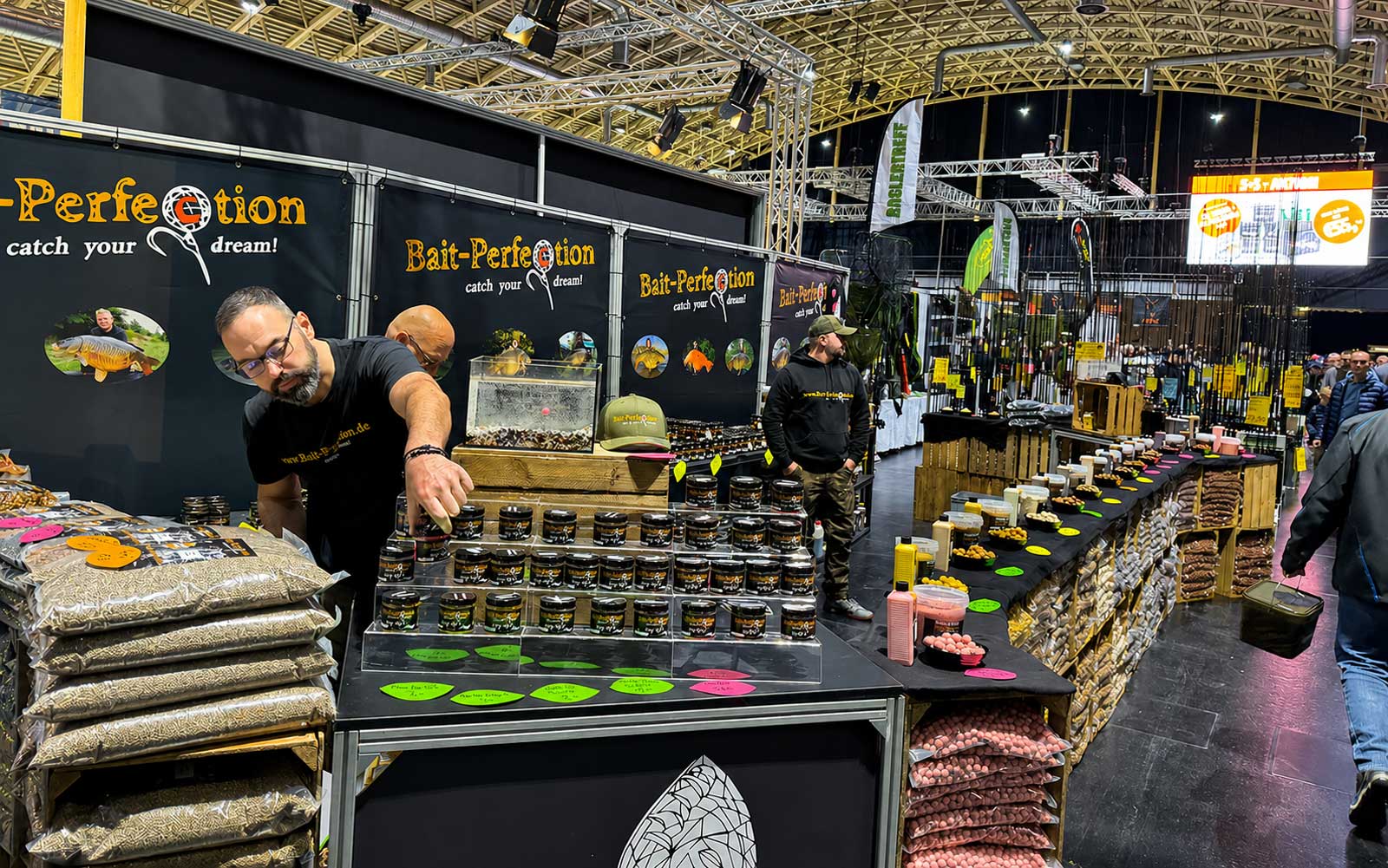 Bait Perfection Messestand mit Hydro Spice, Twin Spice, Ocean Krill, Liquids und Baitpaste auf der Carp Austria Fischerei Messe