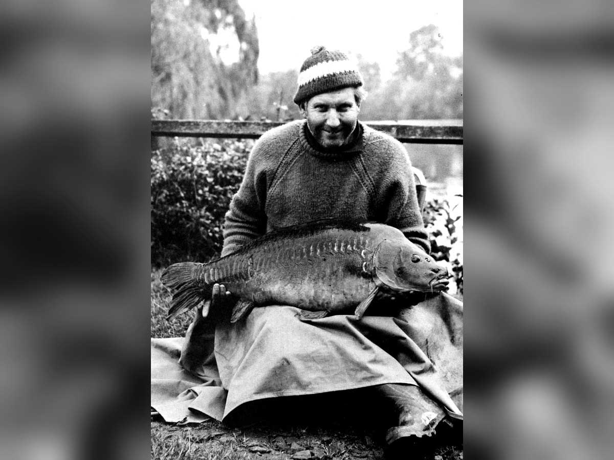 Jack Hilton sa svojim prvim šaranom od 35 lb iz Redmire Pool u Engleskoj