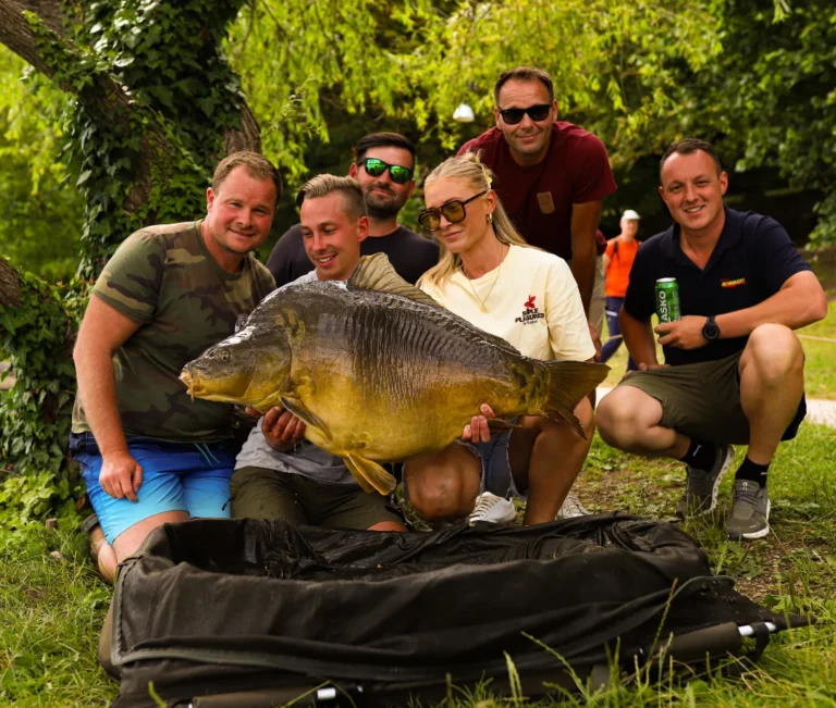Karpfenangler mit großem Karpfen beim Carp Fishing – Karpfenfischer Lifestyle