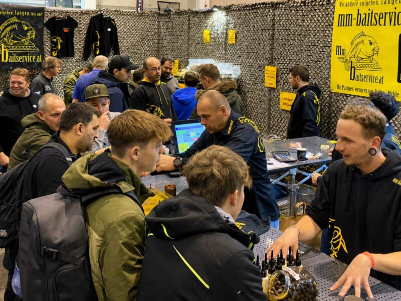 Gut besuchter MM Baitservice Messestand mit Boilies und Hookbaits auf der Carp Austria