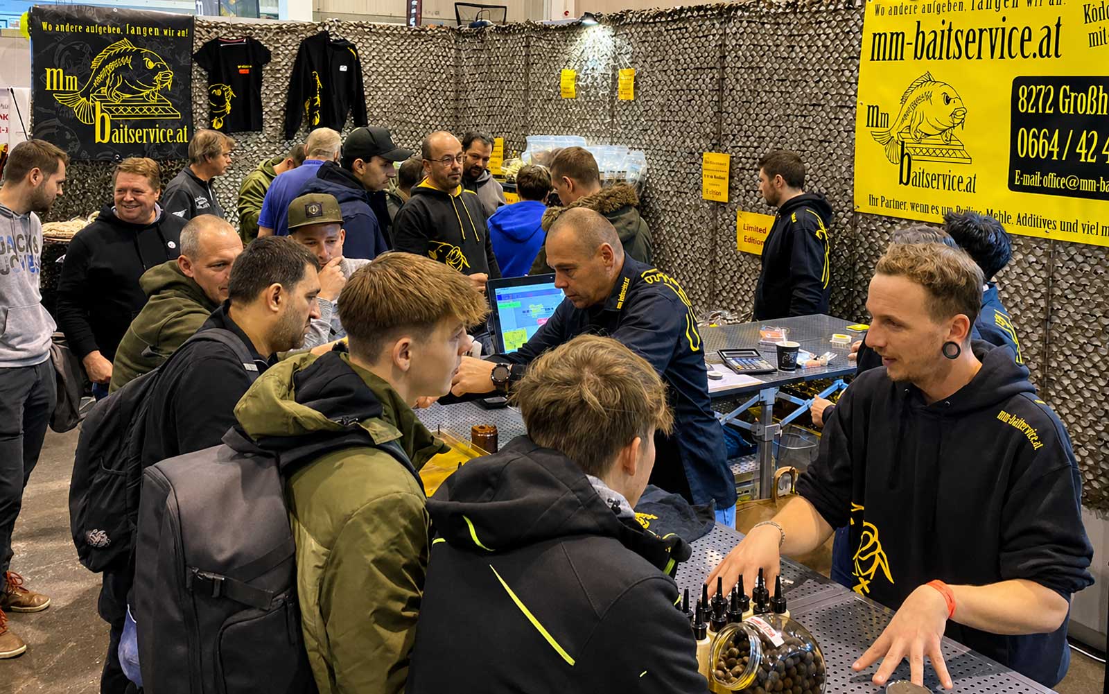 MM Baitservice Messestand mit Pop-Ups, Bait Booster, Liquids und Boilie Rollservice auf der Carp Austria Fischerei Messe
