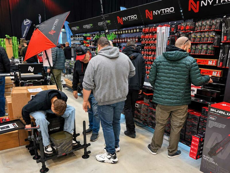 Nytro Fishing Messestand mit Feederruten, Matchruten, Coarse Fishing Tackle und Seatbox auf der Carp Austria Fischerei Messe