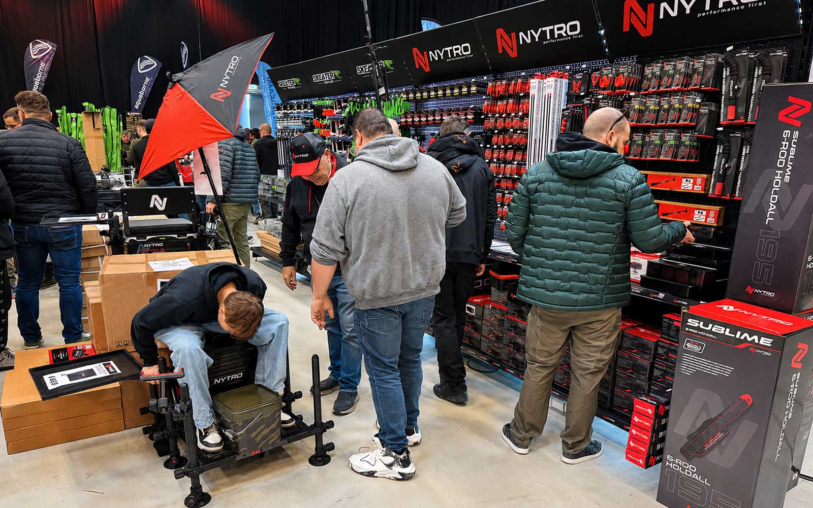 Nytro Fishing Messestand mit Feederruten, Matchruten, Coarse Fishing Tackle und Seatbox auf der Carp Austria Fischerei Messe