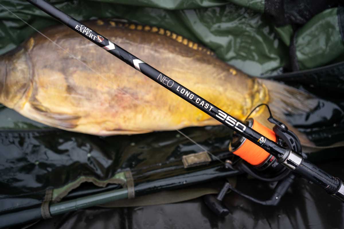 Tükrös ponty a pontymatracon a Carp Expert Neo Long Cast pontyozó bot mellett