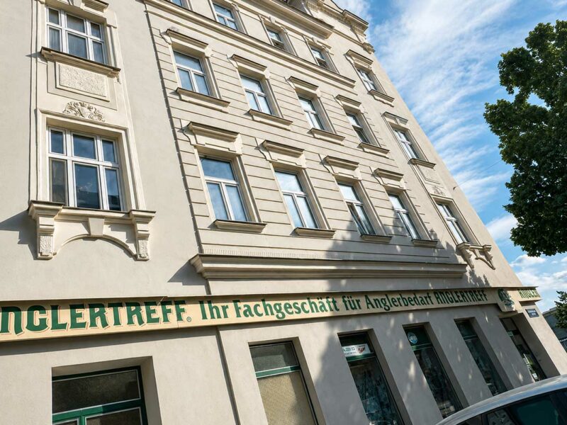 Anglertreff Messestand mit Angelruten, Angelrollen, Rod Pods und Keschern auf der Carp Austria Fischerei Messe