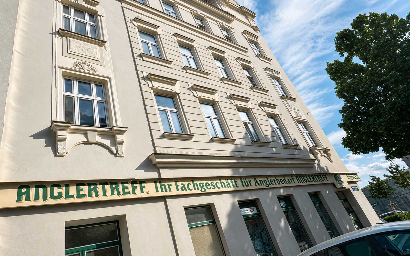 Anglertreff Messestand mit Angelruten, Angelrollen, Rod Pods und Keschern auf der Carp Austria Fischerei Messe
