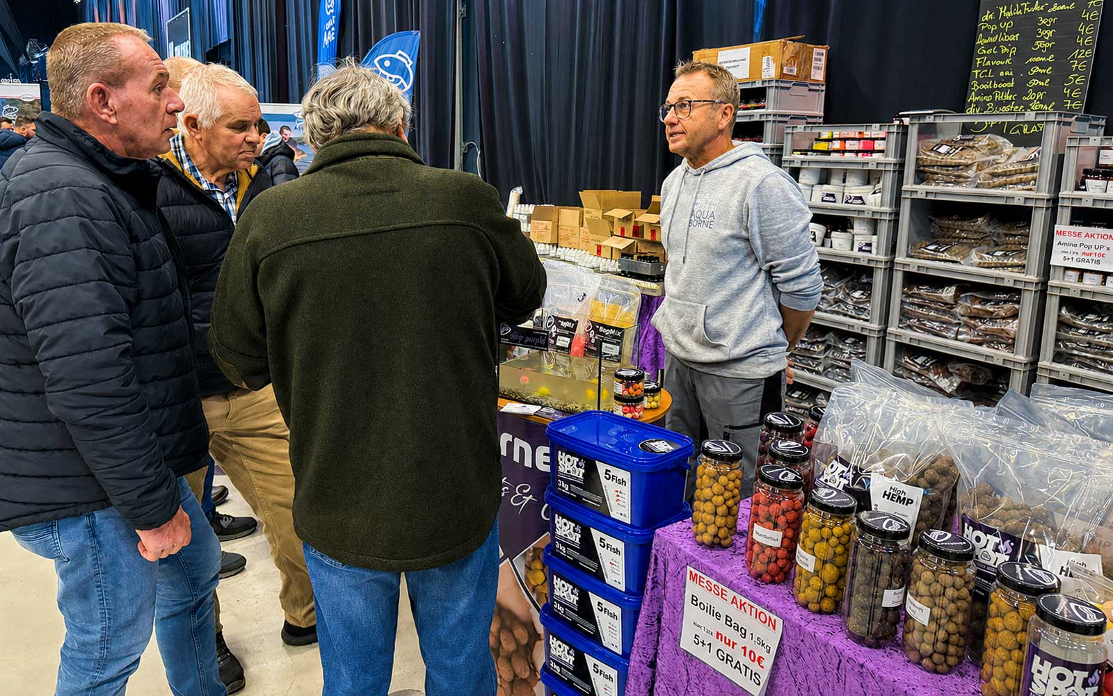 Aquaborne Messestand mit Pop-Ups, Hookbaits, Methodfutter und Feederfutter auf der Carp Austria Fischerei Messe