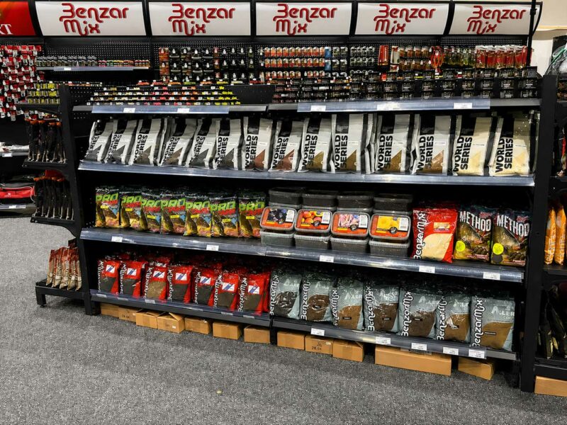 Benzár Mix Messestand mit Method Feeder, Groundbait, Pellets und Lockstoffen auf der Carp Austria Fischerei Messe