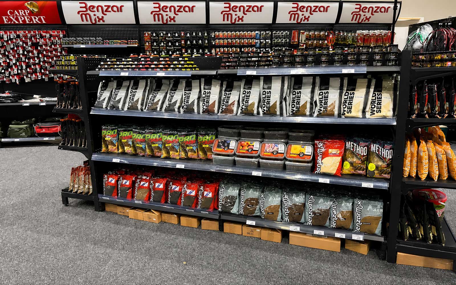 Benzár Mix Messestand mit Method Feeder, Groundbait, Pellets und Lockstoffen auf der Carp Austria Fischerei Messe