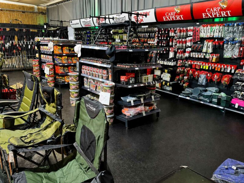 Carp Expert Messestand mit Karpfenruten, Karpfenrollen, Rodpod und Kescher auf der Carp Austria Fischerei Messe