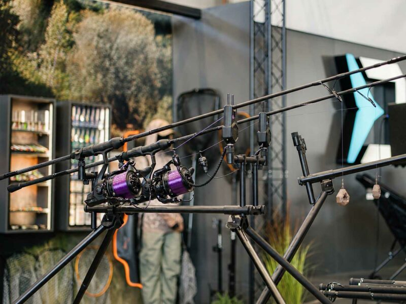 Delphin Messestand mit Raubfisch Tackle, Feeder Zubehör, Rod Pods und Keschern auf der Carp Austria Fischerei Messe