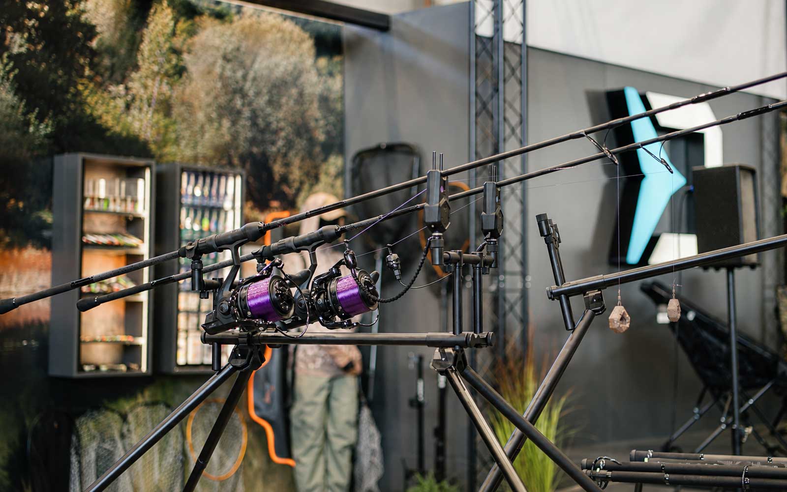 Delphin Messestand mit Raubfisch Tackle, Feeder Zubehör, Rod Pods und Keschern auf der Carp Austria Fischerei Messe