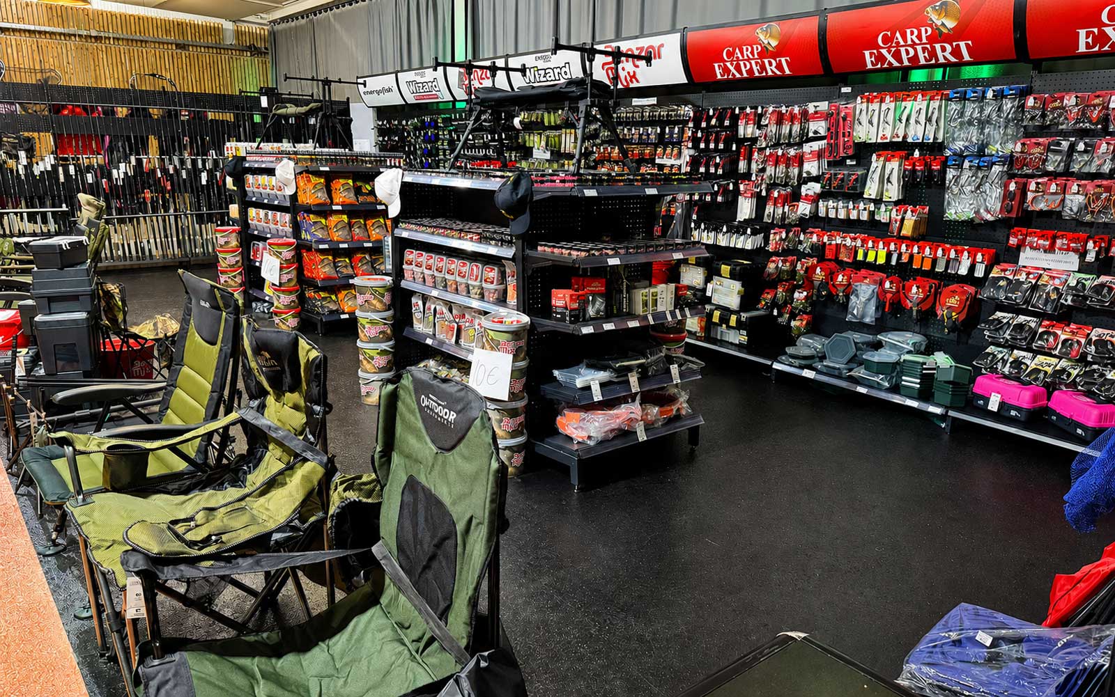 Energofish Messestand mit Carp Expert, Benzár Mix, Wizard Tackle und Raubfisch Zubehör auf der Carp Austria Fischerei Messe