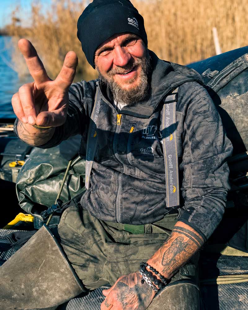 Geoff Anderson Angelbekleidung, Outdoor Kleidung und Wetterschutz auf der Carp Austria Angelmesse