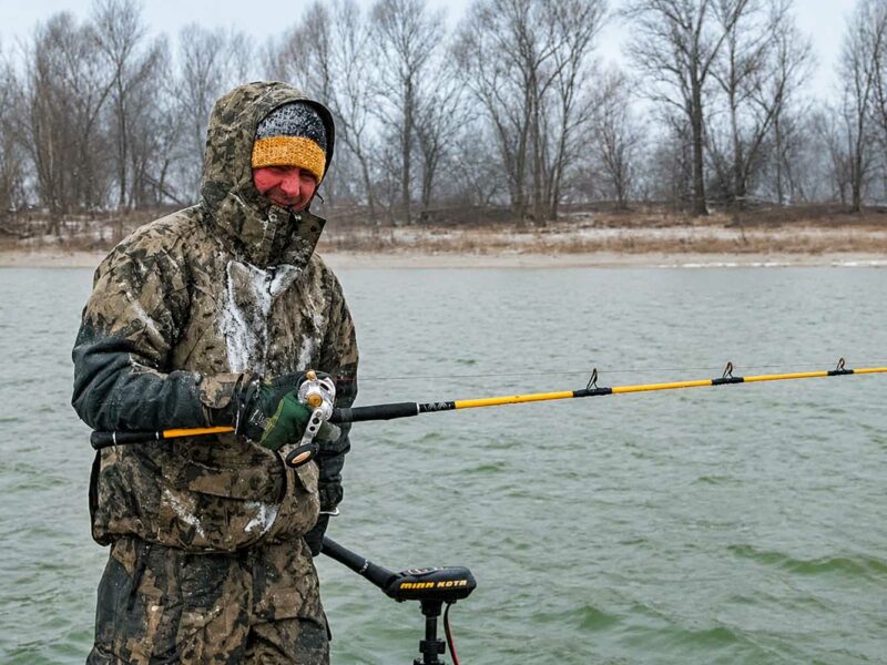 Geoff Anderson Messestand mit wasserdichten Jacken, Angelhosen und Funktionsbekleidung auf der Carp Austria Fischerei Messe