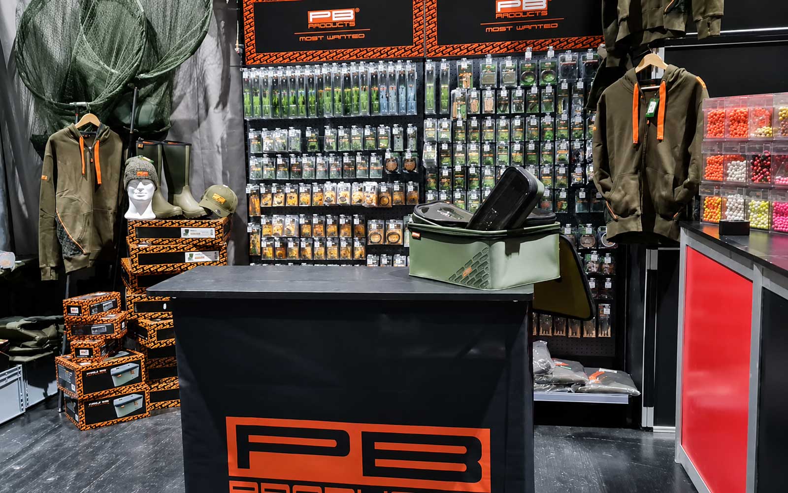 PB Products Messestand mit Vorfachmaterial, Haken, Leaders und Hit and Run System auf der Carp Austria Fischerei Messe