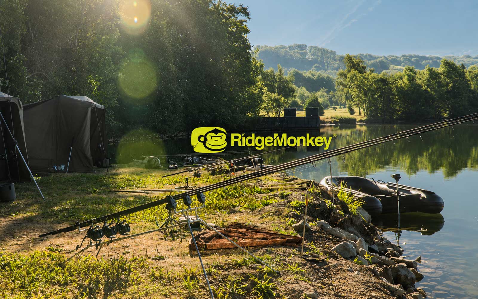 RidgeMonkey Messestand mit Toaster, Kochsystemen, Hunter 750 Futterboot und innovativem Angelzubehör auf der Carp Austria Fischerei Messe