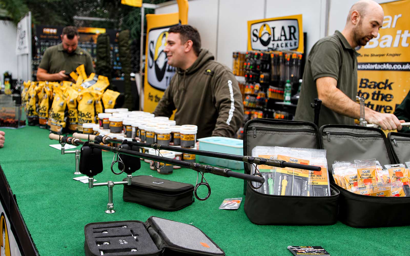 Solar Tackle Messestand mit Banksticks, P1 Stainless, Titanium und Carp Tackle auf der Carp Austria Fischerei Messe