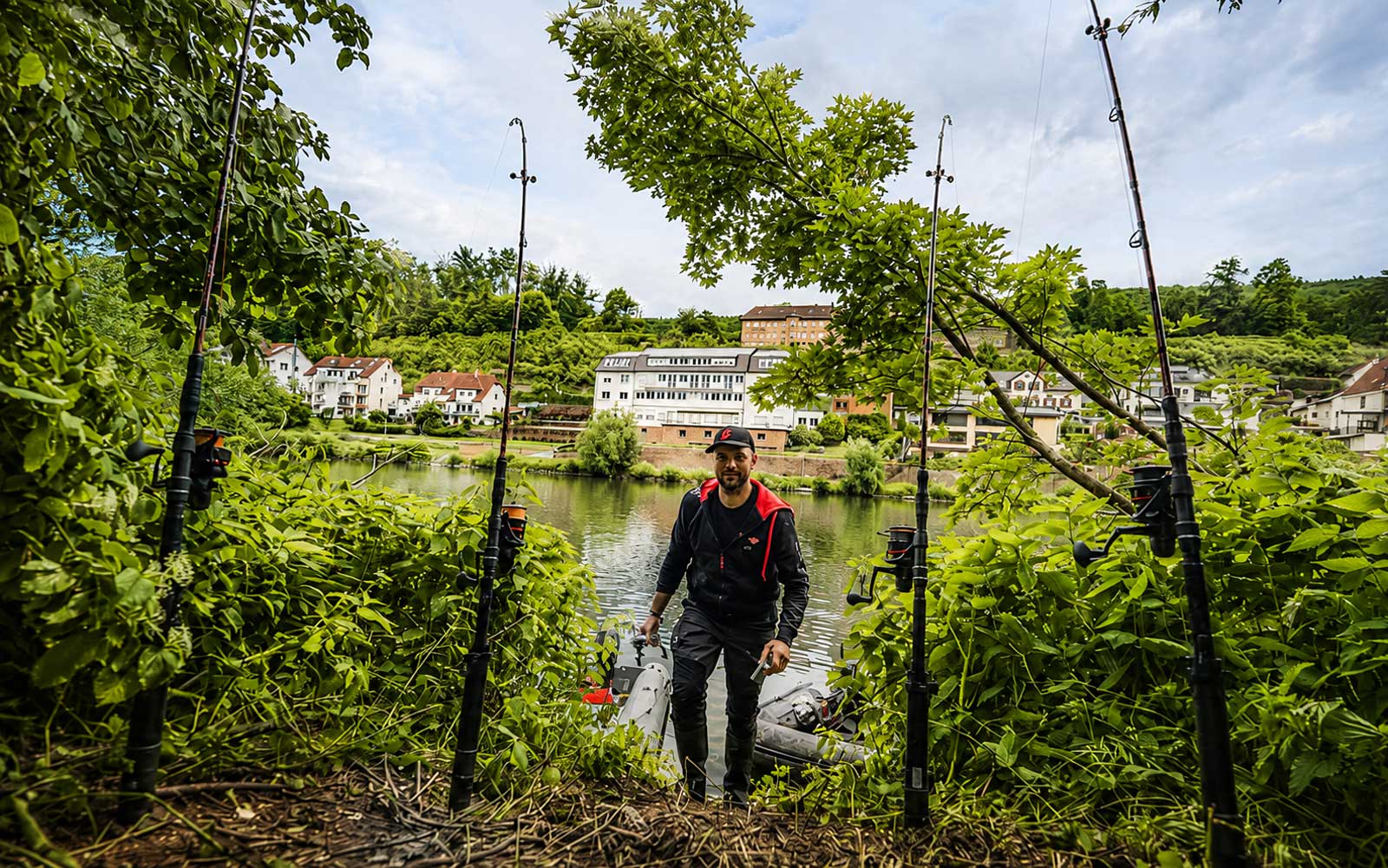 Uni Cat Messestand mit Destroyer MP³, Wallermontagen und Großwels Tackle auf der Carp Austria Fischerei Messe