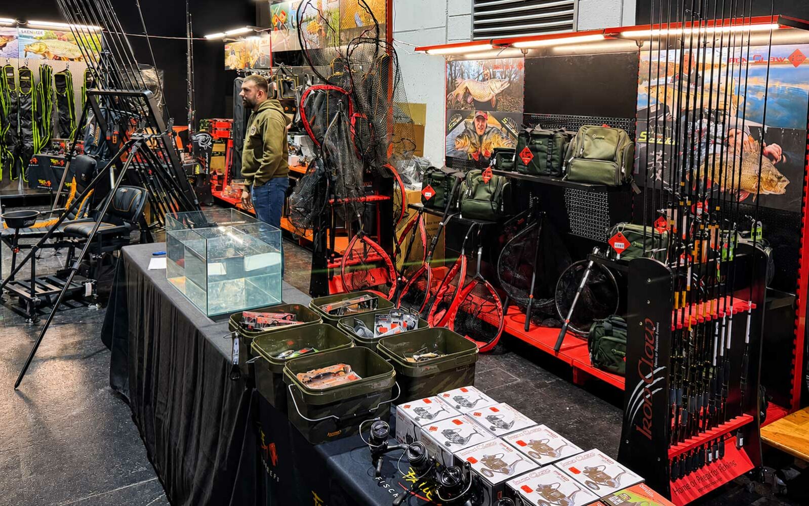 IRON CLAW und DOIYO Messestand mit Perch Pro, Whipsta, High-V Red² und Pro Guide auf der Carp Austria Fischerei Messe