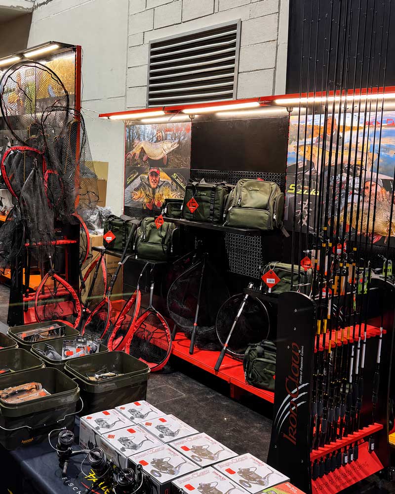 IRON CLAW und DOIYO mit Raubfischködern, Gummifischen und Tackle für Spinnfischen auf der Carp Austria Angelmesse