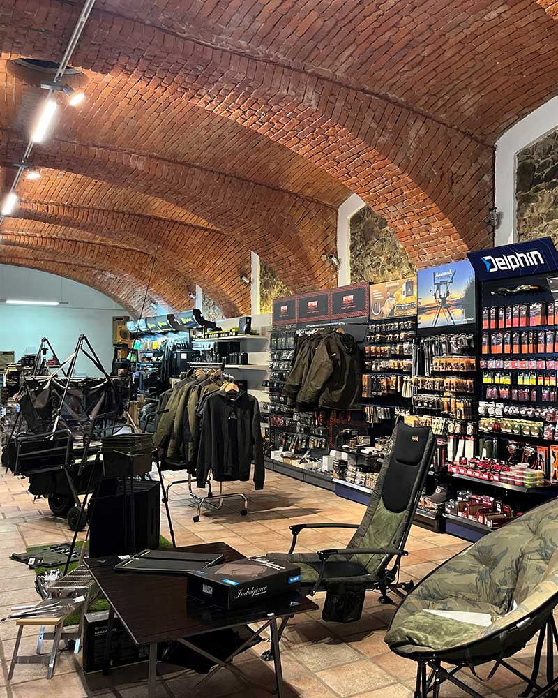 Angelgeschäft Atlantis mit Angelausrüstung, Karpfenzubehör und Angelshop Sortiment auf der Carp Austria Angelmesse
