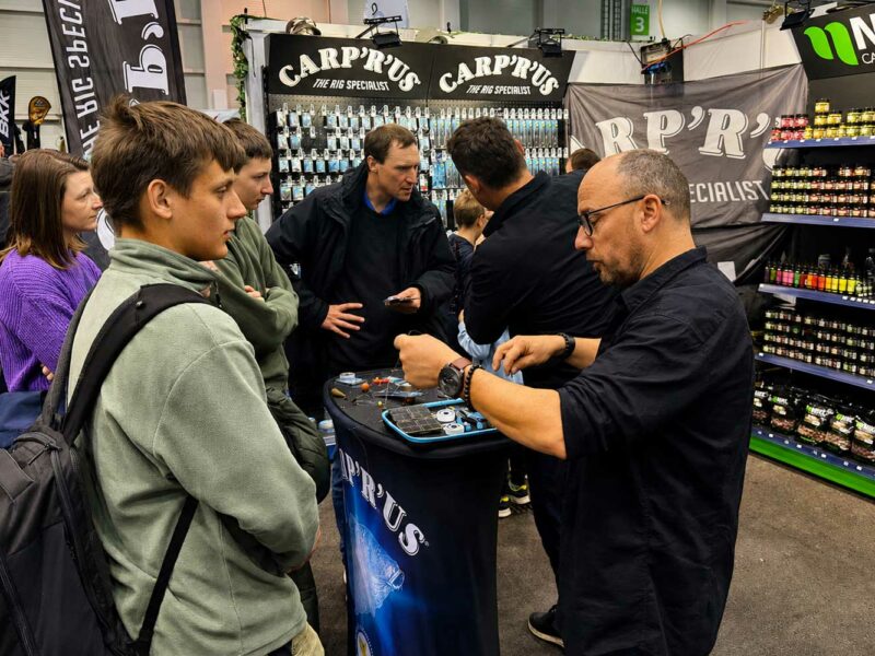 Carp’R’Us Messestand mit Vorfachmaterial, Fluorocarbon, Snag Clip und Rig Zubehör auf der Carp Austria Fischerei Messe