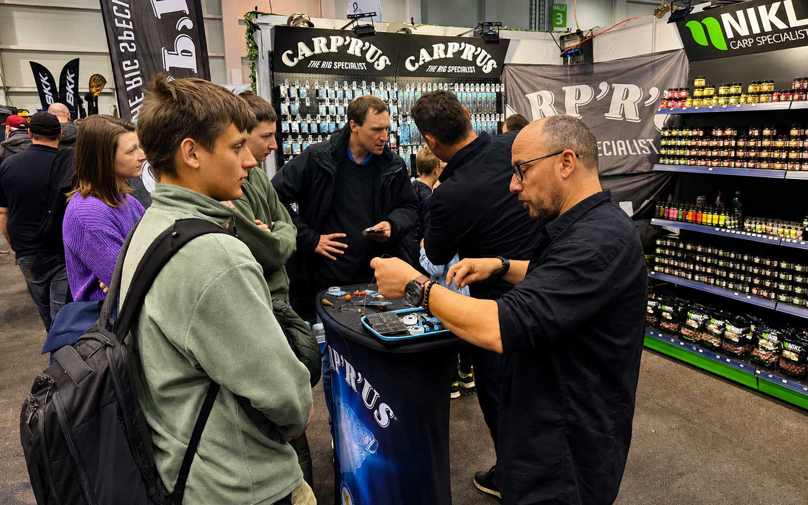Carp’R’Us Messestand mit Vorfachmaterial, Fluorocarbon, Snag Clip und Rig Zubehör auf der Carp Austria Fischerei Messe