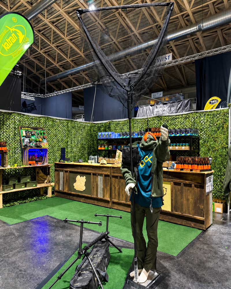 Fencl Kescher Premium Karpfenkescher mit Fischschonung auf der Carp Austria Angelmesse