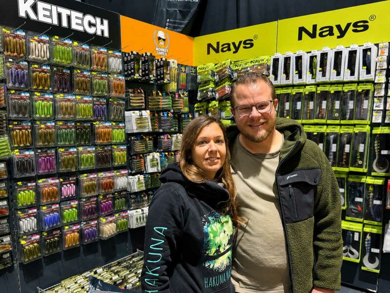 MH Tackle Messestand mit Softbaits, Hardbaits, Jigs, Haken und Premium Tackle auf der Carp Austria Fischerei Messe