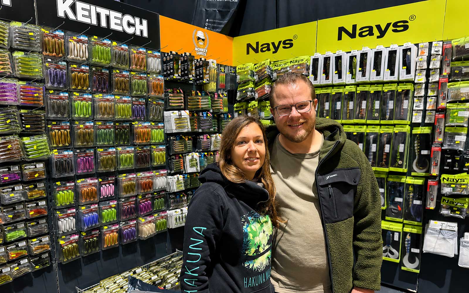 MH Tackle Messestand mit Softbaits, Hardbaits, Jigs, Haken und Premium Tackle auf der Carp Austria Fischerei Messe