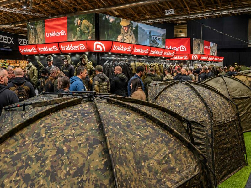 Trakker Messestand mit Aquatexx, Rapid Shelter, Angelbekleidung und Carp Fishing Gear auf der Carp Austria Fischerei Messe