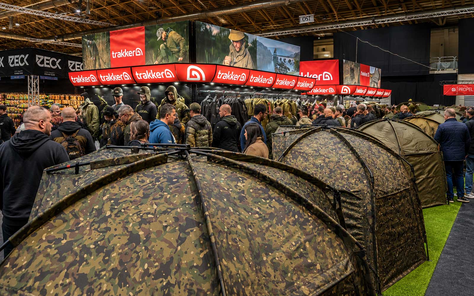 Trakker Messestand mit Aquatexx, Rapid Shelter, Angelbekleidung und Carp Fishing Gear auf der Carp Austria Fischerei Messe